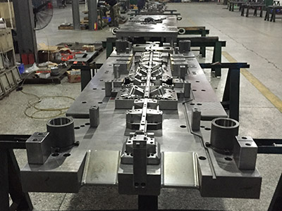 What is the classification of automotive plastic mold according to plastic molding processing?